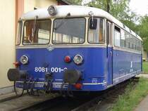Seit geraumer Zeit steht 8081 001-3 in der Traktion Wels abgestellt, aber erst einmal war die Situation zum Ablichten g�nstig - kein sonnenbedingter Geb�udeschatten, keine 2070 vor der Nase. Nur mehr drei Uerdinger Schienenbusse (8081-001,-021,-055) werden noch von der �BB eingesetzt. [05.05.07]