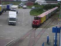 Eine Borkumer Kleinbahn am 29.5.2007 bei der Einfahrt in den Hafenbahnhof.