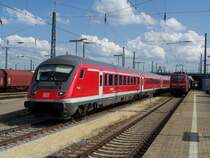 Ausfahrt des M�nchen-N�rnberg Express  FRESH  im Bahnhof Ingolstadt. Dieser Zug fuhr als RE von M�nchen Hbf nach N�rnberg Hbf, am Ende hing eine Br.101. Aufgenommen am 27.05.07