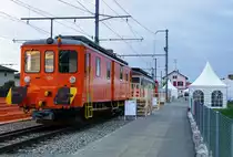 100 JAHRE BIPPERLISI
Bahnlinie Solothurn-Niederbipp
1918 bis 2018

Mit einem grossen Publikumsaufmarsch sowie vielen Attraktionen feierte das Bipperlisi am 28. April 2018 bei einer super Stimmung und herrlichem Wetter seinen 100. Geburtstag.

Fahrzeugausstellung auf dem Bahnhofplatz Niederbipp.
Foto: Walter Ruetsch 