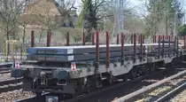 Diese Art von Güterwagen sah ich zum ersten Mal, es handelt sich um Drehgestell-Flachwageneinheiten vom Einsteller NACCO, im Bild der Wagen mit der Nr. 37 RIV 80 D-NACCO 4727 069-5 Smmnps beladen mit Stahl-Brammen am 07.04.18 Berlin Hirschgarten. 
