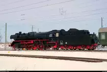 Zur richtigen Zeit am richtigen Ort. Völlig überrascht war ich, als ohne jegliche Vorahnung ein Dampfzug vorbeikam.
Später fand ich heraus, dass 41 1144-9 des IGE Werrabahn Eisenach e.V. den verspäteten Halloren-Express von Greiz nach Halle(Saale)Hbf führte. Aufgenommen in Halle (Saale), Karl-von-Thielen-Straße, an der Ostumfahrung für den Güterverkehr. [18.3.2018 | 12:11 Uhr]