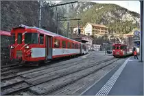 Nach 17.00 Uhr verkehren zwei Regionalzüge von Göschenen nach Andermatt im Abstand von 7 Minuten, links R657 um 17.04 und rechts R659 um 17.11. (20.04.2018)