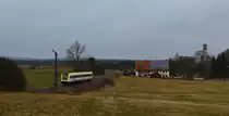 612 005 fährt bei Regen als RE26390 nach Villigen am Einfahrsignal von Löffingen vorbei. Rechts im Bild ist die Wallfahrtskapelle Witterschneekreuz zu sehen.

Löffingen 28.03.2018