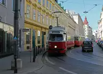 Wien Wiener Linien SL 49 (E1 4549 + c4 1357) VII, Neubau, Siebensterngasse / Breite Gasse am 19. April 2018.