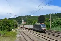 193 874 mit einem Containerzug am 19.07.2017 bei Wernstein am Inn. 