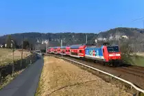 146 017 mit einer S-Bahn am 25.03.2018 bei Rathen. 
