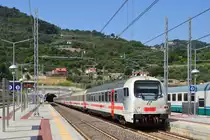 IC 745 Ventimiglia - Mailand mit einem UIC Z1A Steuerwagen verlangsamt sich, um bei Imperia anzuhalten - 29.04.2018
