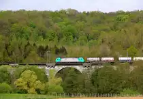 Die Cobra 2829 fährt über das Viadukt von Remersdael(B) mit einem Containerzug aus Gallarate(I) nach Antwerpen- Oorderen(B) aus Richtung Aachen-West über Montzen und fährt in Richtung Vise(B). 
Aufgemmen von der Rue de Remersdael.
Bei Sommerwetter im April 2018. 
Am Nachmittag vom 22.4.2018.