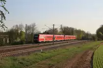 Der Thüringer RE7.
Er verbindet die Thüringersche Landeshauptstadt Erfurt mit der Unterfränkischen Stadt Würzburg über Zella-Mehlis, Suhl und Schweinfurt. Zwischen Neudietendorf und Erfurt befährt er die Thüringer Bahn. Sein nächster Halt ist nun Erfurt Hbf.

Ingersleben, 19. April 2018