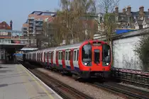 Die Haltestelle West Hampstead wird nur von den Kleinprofilzügen der Jubilee Line bedient, die Züge der Metropolitan Line fahren hingegen vom Wembley Park ohne Unterbrechung bis zur Finchley Road durch. Am 15.04.2018 konnte der vom Tw.21092 geführte S7 Stock Zug der Metropolitan Line bei der Durchfahrt durch West Hampstead festgehalten werden.