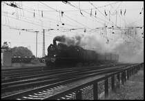 78 468 f�hrt mit einem Dampfzug bei K�ln Kalk am 27.05.07 Richtung Hauptbahnhof.