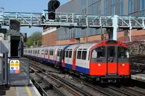 Ein Zug der Type  1973 Stock  der Picadilly Line bei der Einfahrt in die Station Barons Court. (18.04.2018)
