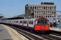 1973 Stock Zug der Picadilly Line in der Haltestelle South Harrow. (18.04.2018)