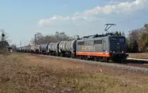 162 003 (151 027) von Hectorrail schleppte am 10.04.18 einen Kesselwagenzug durch Jütrichau Richtung Roßlau.