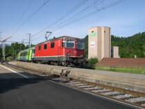 Einfahrt in Entlebuch hat am 26.05.07 der BLS-Regioexpress mit BLS Re 4/4 Nr. 507 (ex. SBB 11107) an der Spitze. Nach kurzem Halt geht die Fahrt weiter nach Wolhusen, Malters und Luzern. Die Wagen sind die ehemaligen  Swiss-Express -Wagen, auch als EW III bezeichnet, die die BLS im Tausch gegen ihre EW 4 erhalten hat, die sie komplett an die SBB abgegeben hat.