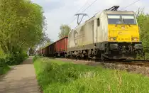 186 319-0 der Euro-Cargo-Rail kommt mit einem Schrottzug aus Köln-Kalk(D) nach Genk-Goederen(B) und kommt aus Richtung Köln-Kalk,Köln-Gremberg,Köln-Poll,Kölner-Südbrücke,Köln-Süd,Köln-West,Köln-Nippes,Köln-Longerich,Köln-Chorweiler,Köln-Worringen,Dormagen-Bayerwerk,Dormagen,Nievenheim,Neuss-Allerheiligen,Norf,Neuss-Süd,Neuss-Hbf,Meerbusch-Osterath,Krefeld-Oppum,Krefeld-Hbf,Forsthaus,Anrath,Viersen,Mönchengladbach,Rheydt-Gbf,Wickrath,Herrath,Erkelenz,Hückelhoven-Baal,Brachelen,Lindern,Süggerath,Geilenkirchen,Frelenberg und fährt durch Zweibrüggen in Richtung Übach-Palenberg,Rimburg,Finkenrath,Hofstadt,Herzogenrath, Kohlscheid,Richterich,Laurensberg,Aachen-West. 
Aufgenommen Zwischen Übach-Palenberg und Zweibrüggen. 
Bei schönem Sonnenschein und Wolken am Nachmittag vom 23.4.2018.