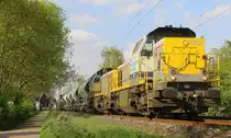 7869,7786 beide von Lineas kommen aus Richtung Rheydt,Wickrath,Beckrath,Herrath,Erkelenz,Baal,Hückelhoven-Baal,Brachelen,Lindern,Süggerath,Geilenkirchen,Frelenberg mit einem Kalkleerzug aus Oberhausen-West(D) nach Hermalle-Huy(B) und fahren durch Zweibrüggen in Richtung Übach-Palenberg,Rimburg,Finkenrath,Hofstadt,Herzogenrath, Kohlscheid,Richterich,Laurensberg,Aachen-West. 
Aufgenommen Zwischen Übach-Palenberg und Zweibrüggen. 
Bei schönem Sonnenschein und Wolken am Nachmittag vom 23.4.2018.