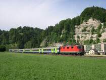Im doch recht breitem Tal der kleinen Emme ist RE 3315 am 26.05.2007 bei Wolhusen unterwegs. Nur noch durch den 150m langen  Tunnel Wolhusen  und der Bahnhof ist erreicht. Es zieht �brigens die SBB-Lok 11259, eine Re 4/4. Der Fahrzeugtausch zwischen SBB und BLS scheint doch einfacher zu sein als zwischen der gro�en Deutschen Bahn und den Privatbahnen in Deutschland.