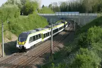 Zwischen Singen (Hohentwiel) und Haltestelle Singen Landesgartenschau befinden sich 3 442 205 und 705 am 21.04.2018 als RE 4778  RADEXPRESS BODENSEE  auf der Fahrt von Konstanz nach Stuttgart.