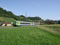 Nachschuss auf den eben gezeigten Re 3315 am 26.05.2007 bei Wolhusen. Wir befinden uns �brigens auf dem  Wanderweg Kleine Emme . Auf diesem kann man von der Quelle der kleinen Emme bei S�renberg bis zur M�ndung in die Reuss bei Luzern immer sch�n am Fluss entlang wandern. Ganz nebenbei hat es noch einige sch�ne Fotostellen wo sich herrlich der Betrieb der BLS, RM und SBB im Bild festhalten l�sst.