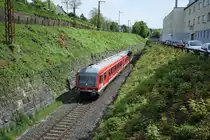 629 001 fährt am 28. April 2018, kommend von Ellwangen, in den Ulmer Hauptbahnhof ein. Zuvor unterquert die Strecke aber noch die Filstalbahn.