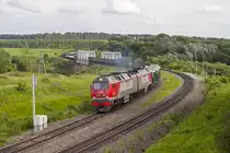 Die Diesellok 2TE25KM-0106 fahren auf die Streke Wenjow – Mordves mit einem Güterzug am 1. Juli 2017.