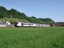 Wir haben uns auch erstmal die Augen gerieben was wir da am 26.05.2007 als S7 Willisau-Trubschachen bei Wolhusen vor die Kamera bekamen. Es handelt sich um einen ehemaligen NPZ der Mittelthurgaubahn, die neu als Baureihe 561 bei den SBB eingestellt sind. Bekannterma�en gibt es ja die MthB nicht mher. Diese ist in der THurbo aufgegangen. Diese wiederum bestellte bei Stadler neue Triebwagen und dadurch wurden die NPZ arbeitslos. Da bei der Thurbo auch die SBB die Finger mit drin hat, �bernahm diese kurzerhand diese Triebwagen, lackierte die Front rot, entfernte alle Thurboaufkleber, ersetzte diese durch solche der SBB und setzt die Fahrzeuge nun bei der S-Bahn Luzern zwischen Erstfeld, Luzern, Trubschachen und Langenthal ein. NPZ 561 173-6 ist wie gesagt hier am 26.05.2007 als S7 bei Wolhusen auf dem Weg nach Trubschachen.