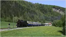 Die ÖGEG Dampflok 77.28 fährt mit SR 14533 zum  Radfrühling im Traisental  von St Pölten nach Markt St.Aegyd. 
Torhof 29.4.2018