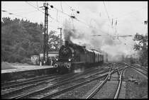 78 468 f�hrt mit einem Dampfzug durch K�ln-Messe-Deutz.