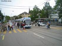 Cobra 3028 im Burgwies. Anl�sslich der Err�ffnung des Tram-Museum Burgwies waren die 11-er Kurse in die Rehalp ziemlich gut besetzt. So dass gerade ziemlich viele Reisende ausstiegen als wir mit unserem Saurer-Oldtimer vorbei fuhren. Was die VBZ sonst noch bastelte, dass dahinter gleich ein weiterer 11-er folgt weiss ich leider auch nicht.