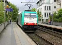 ie Cobra 2838 kommt durch Aachen-Schanz mit einem Kesselzug aus Antwerpen-BASF(B) nach Ludwigshafen-BASF(D) und kommt aus Richtung Aachen-West und fährt in Richtung Aachen-Hbf,Aachen-Rothe-Erde,Stolberg-Hbf(Rheinland)Eschweiler-Hbf,Langerwehe,Düren,Merzenich,Buir,Horrem,Kerpen-Köln-Ehrenfeld,Köln-West,Köln-Süd. 
Aufgenommen vom Bahnsteig von Aachen-Schanz. 
Am Morgen vom 26.4.2018.