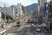 Nagasaki einst und jetzt: Strassenbahnwagen 371 (Baujahr 1962, Serie 371-377) in der Innenstadt am 20.März 1981. 
