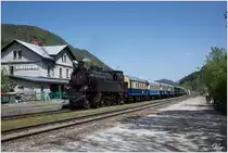Die ÖGEG Dampflok 77.28 fährt mit SR 14533 zum  Radfrühling im Traisental  von St Pölten nach Markt St.Aegyd. 
Bahnhof St.Aegyd 29.4.2018