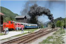 Die ÖGEG Dampflok 77.28 fährt mit SR 14533 zum  Radfrühling im Traisental  von St Pölten nach Markt St.Aegyd. 
Bahnhof St.Aegyd 29.4.2018