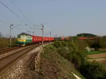 Die 122 049 mit einem Kohlezug am 21.04.2018 unterwegs bei Hoštka.