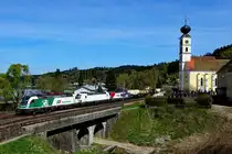 Am 14. April 2018 konnte ich in Wernstein diese interessante Leistung ablichten: Die 1216.960 der Steiermarkbahn brachte den SGAG 95109 von Passau nach Hegyeshalom und überführte dabei auch die für die SETG fahrende 193 247 und die 193 823 von EP Cargo. 
