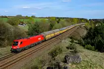 Nicht wegzudenken von der KBS 880 sind die gelben Altmann-Züge für den Neuwagentransport, insbesondere von den BMW-Werken Dingolfing und Regensburg nach Bremerhaven. Eine Änderung ergab sich allerdings kürzlich, als die Bespannung dieser Leistungen von TX-Logistik auf die Rail Cargo Carrier überging, ein Unternehmen der ÖBB. Für diese Verkehre stehen zehn Loks der Baureihe 1016 zur Verfügung. Am 14. April 2018 brachte 1016.041 einen solchen Zug nordwärts, aufgenommen bei Laaber in der Oberpfalz. 