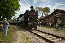 Im Bild die 77.28 der ÖGEG bei ihrem einenhalb stündigen Aufenthalt im Bahnhof Perchtoldsdorf. Die Menschenmenge im Vorder- und Hintergrund lässt den ungeheuren Antrag und das große Interesse an den vom Verein Kaltenleutgebenerbahn veranstalteten Sonderzüge erahnen.
Die Belichtungszeit waren 10 Sekunden, wodurch die Lokomotive scharf, die Personen aber unscharf zu sehen sind. (01.05.2018)