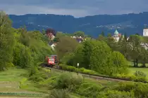 Noch vor einigen Monaten war die 218 an den IRE´s täglich im Einsatz. Nun verrichten die 245er diesen Dienst. IRE kurz hinter Lindau Aeschach. 1.5.18