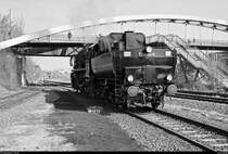 Nachschuss in SW auf 52 8154-8 des Verein Eisenbahnmuseum Bayerischer Bahnhof zu Leipzig e.V., die zu den 21. Leipziger Eisenbahntagen im Eisenbahnmuseum Leipzig-Plagwitz Führerstandsmitfahrten durchführt. [24.3.2018 | 10:43 Uhr]