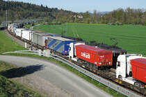 SBB: Das Gegenteil von Fotografenglück ist Fotografenpech
So geschehen am 19. April 2018 bei Roggwil als eine nicht erwünschte ROLA dem Bahnfotografen die Aufnahme eines Güterzuges mit einer Doppeltraktion Re 4/4 II im herrlichsten Sonnenlicht vermasselte.
Foto: Walter Ruetsch 