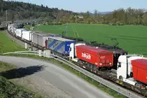 SBB: Das Gegenteil von Fotografenglück ist Fotografenpech
So geschehen am 19. April 2018 bei Roggwil als eine nicht erwünschte ROLA dem Bahnfotografen die Aufnahme eines Güterzuges mit einer Doppeltraktion Re 4/4 II im herrlichsten Sonnenlicht vermasselte.
Foto: Walter Ruetsch 