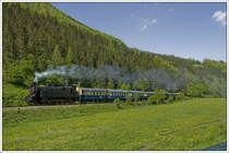 ÖGEG 77.28 mit ihrem Sonderzug SR 14553 von St. Pölten nach St. Aegyd am Neuwalde am 29.4.2018 nächst Hohenberg. 
