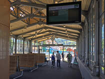 Arth-Goldau, Rigibahn-Bahnhofshalle. Ursprünglich fuhren die Züge in diese Halle. Nach Renovation wird sie als Aufnahmegebäude mit Warteraum und div. Verkaufsstellen genutzt. Die Züge warten draussen auf Gäste oder bringen sie vom Aussichtsberg hinunter. Aufnahme vom 30. Juli 2017