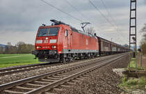 185 114-6 ist am 11.04.2018 mit einen Schiebewandzug in Richtung Norden bei Friedland unterwegs.