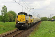 7868,7867 beide von Lineas kommen durch Geleen-Lutterade(NL) mit einem langen Kalkleerzug aus Millingen(D) nach Yves-Gomezee(B) und fahren in Richtung Maastricht(NL). 
Aufgenommen in Geleen-Lutterade(NL). 
Bei Wolken am Mittag vom 28.4.2018.