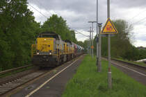 7786,7869  beide von Lineas  kommen aus Richtung Aachen-West,Laurensberg,Richterich,Kohlscheid,Herzogenrath,Hofstadt,Finkenrath,Rimburg,Übach-Palenberg,Zweibrüggen,Frelenberg,Geilenkirchen,Süggerath,Lindern,Brachelen mit einem schweren Kalkzug aus Hermalle-Huy(B) nach Oberhausen-West(D) und fahren durch Hückelhoven-Baal in Richtung  Erkelenz,Herrath,Beckrath,Wickrath,Rheydt-Hbf,Mönchengladbach-Hbf,Viersen,
Anrath,Forsthaus,Krefeld-Hbf,Krefeld-Oppum,Krefeld-Linn,,Krefeld-Uerdingen,Krefeld-Hohenbudberg-Chempark,Duisburg-Rheinhausen,Duisburg-Rheinhausen-Ost,Duisburg-Hochfeld-Süd.
Aufgenommen vom Bahnsteig 1 in Hückelhoven-Baal. 
Bei Regenwolken am Vormittag vom 30.4.2018.