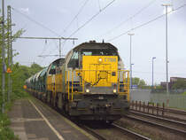 7786,7869 beide von Lineas kommen aus Richtung Oberhausen-West,Oberhausen-Hbf,Duisburg-Hbf,Hochfeld-Süd mit einem Kalkleerzug aus Oberhausen-West(D) nach Hermalle-Huy(B) und fahren durch Duisburg-Rheinhausen-Ost in Richtung  Duisburg-Rheinhausen,Krefeld-Hohenbudberg-Chempark,Krefeld-Uerdingen,Krefeld-Linn,Krefeld-Oppum,Krefeld-Hbf,Forsthaus,Anrath,Viersen,Mönchengladbach-Hbf,Rheydt-Hbf,Wickrath,Herrath,Erkelenz,Hückelhoven-Baal,Brachelen,Lindern,Süggerath,Geilenkirchen,Frelenberg,Zweibrüggen,Übach-Palenberg,Rimburg,Finkenrath,Hofstadt,Herzogenrath, Kohlscheid,Richterich,Laurensberg,Aachen-West. 
Aufgenommen vom Bahnsteig in Duisburg-Rheinhausen-Ost. 
Bei Regenwolken am Nachmittag vom 30.4.2018.