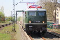 E 40 128 in Hennef am Dienstag den 17.04.2018 gen Siegen mit einem Avmz der in Siegen Umlackiert wird.
